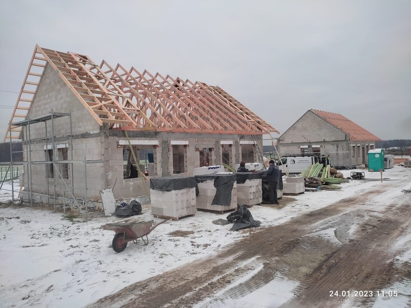 Zdjęcie jednego z domów jednorodzinnych w Kołowie podczas budowy.
